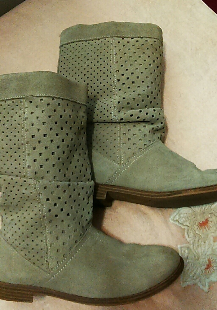 Tom's Leather Perforated Calf Boots 6.5